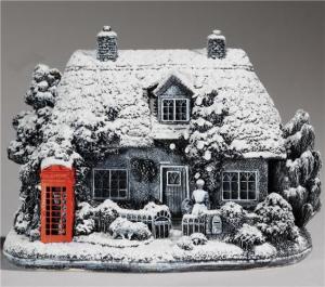 91766_lilliput-lane-christmas-callers-snow-cottage-with-red-telephone-box-l3669_large