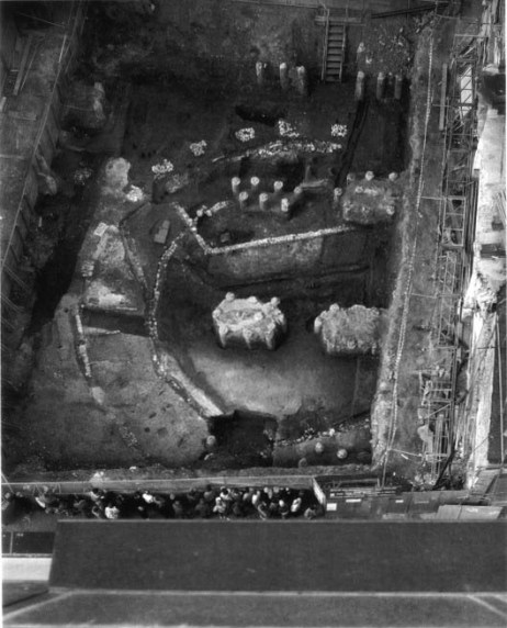 An old (1989) image of the excavations of the Rose Theatre in Southwark.